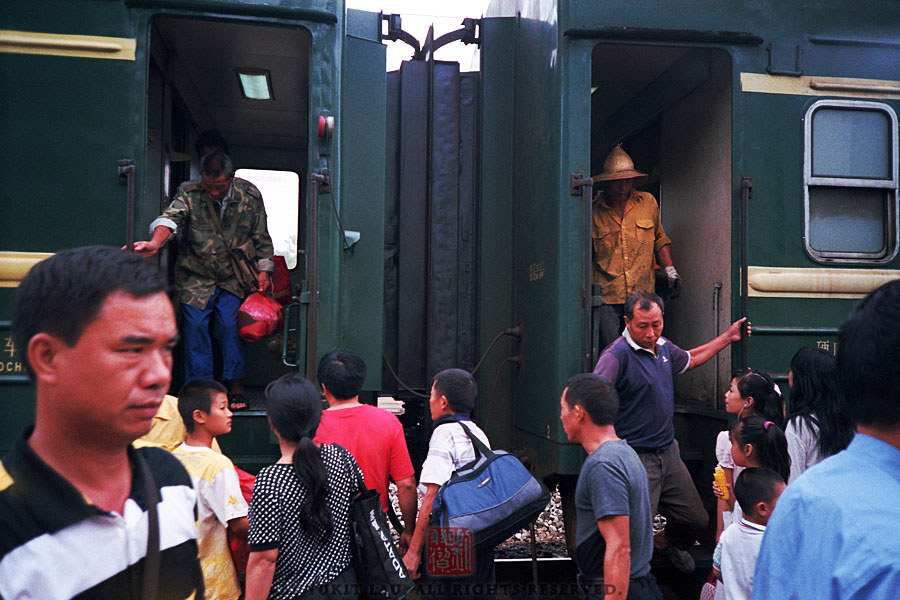 【TRAINS】八月的尾巴 初秋的湖南<一>
列車抵達白石渡車站，除了下車的旅客，還有不少準備坐車北上郴州的旅客。