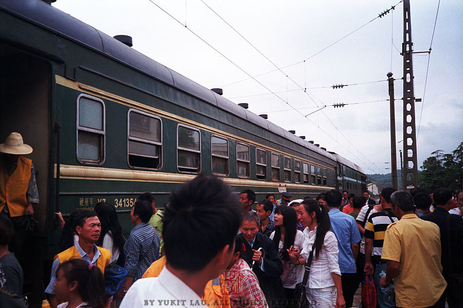 【TRAINS】八月的尾巴 初秋的湖南<一>
和站台上的值班人員聊了起來，他說，這趟車是便民列車，坐車不用購票，體現的是“人民鐵路為人民”。