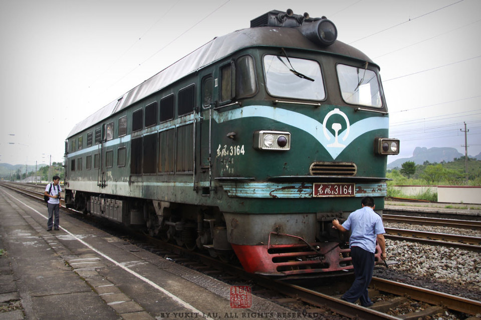 【TRAINS】八月的尾巴 初秋的湖南<一>
職工檢查車鉤，準備掛車。