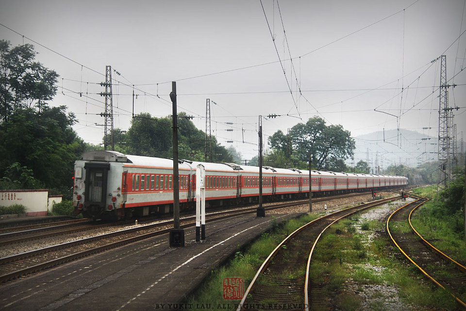 【TRAINS】八月的尾巴 初秋的湖南<一>
在列尾，隔著玻璃，拍照效果自然受到影響。