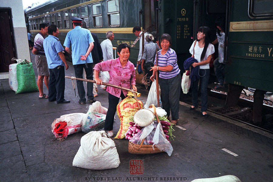 【TRAINS】八月的尾巴 初秋的湖南<一>
她把擔子挑起。