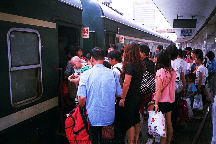 【TRAINS】八月的尾巴 初秋的湖南<二><br />
列車編組很長,最後一節還是宿營車。