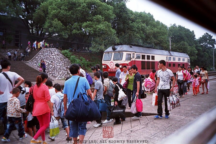 【TRAINS】八月的尾巴 初秋的湖南<二><br />
機車通過之後大家就能繼續出站了。