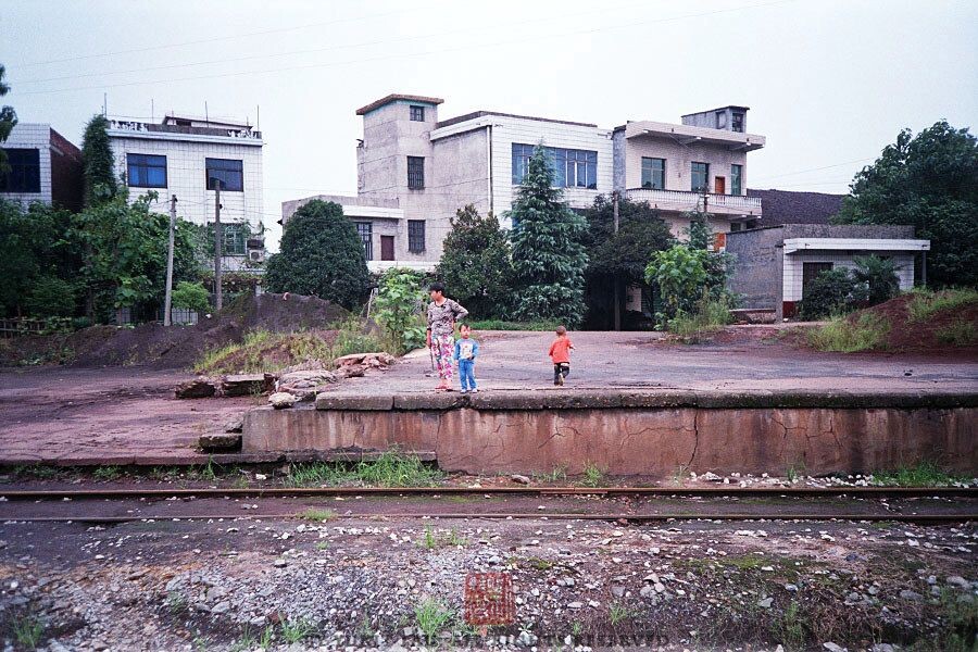 【TRAINS】八月的尾巴 初秋的湖南&lt;二&gt;<br />
孩童看見火車，自然興奮，但調皮得很，望了沒兩秒鐘就跑遠了。