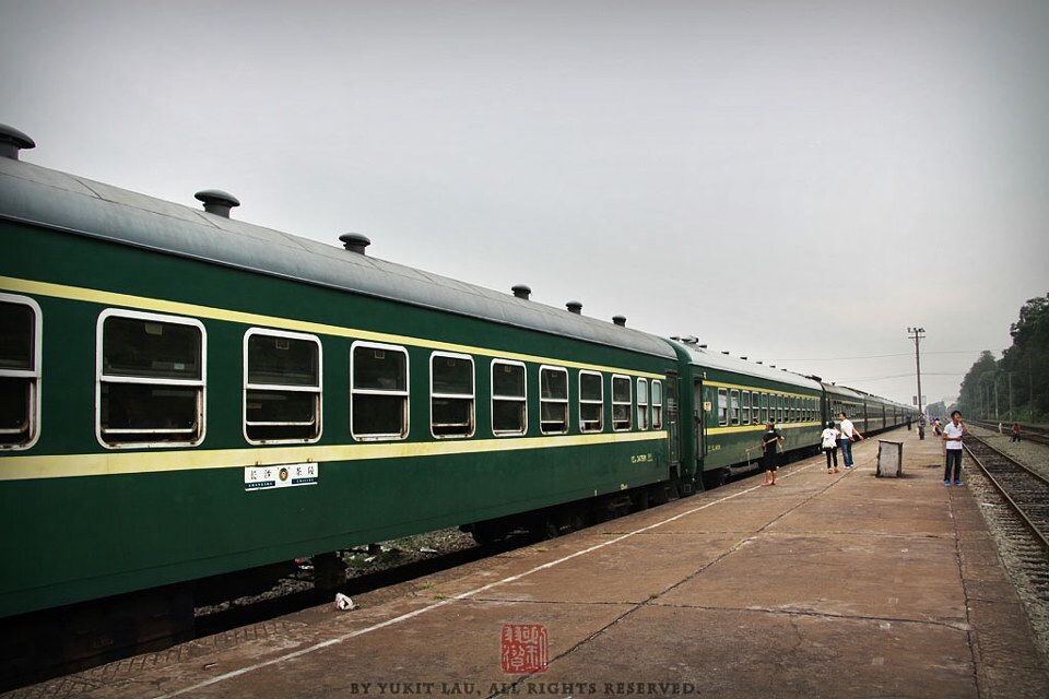 【TRAINS】八月的尾巴 初秋的湖南<二><br />
綠皮,搭配無雨棚的站台,曾經是很常見的場景,今後估計會越來越難見。