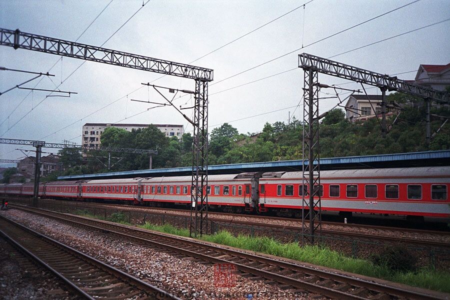 【TRAINS】八月的尾巴 初秋的湖南<二><br />
我們剛出醴陵站不遠,就被扣住。心想應該是待避,果然被動車嚇了一跳。此曰新舊交替。