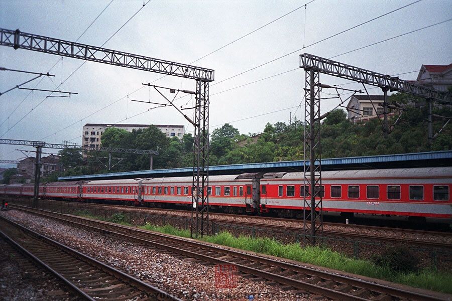 【TRAINS】八月的尾巴 初秋的湖南&lt;二&gt;<br />
我們剛出醴陵站不遠，就被扣住。心想應該是待避，果然被動車嚇了一跳。此曰新舊交替。