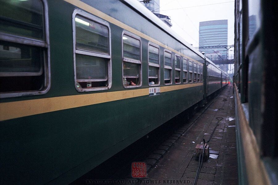 【TRAINS】八月的尾巴 初秋的湖南<二><br />
到了株洲,我們兩個不虔誠的旅客登上了旁邊的韶山到長沙的列車。這張照片就是我們在韶山車上拍攝的。我們找了一節22型硬座車,窗戶可以自由開啟。