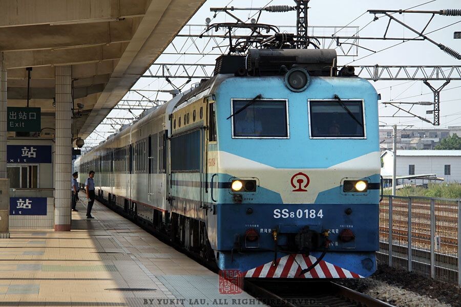 SZT121021_6761
25T廣九列車組和舊款25Z列車組相比,取消了空調發電車的設置,改以機車直接供電。圖為韶山八型電力機車牽引T8383次列車晚點抵達東莞站三號月台。