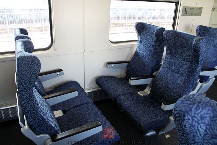 SZT121021_6802
軟座車座椅可調節方向,也可調節整體的乘坐角度,而非單獨調節椅背角度,這和CRH1型動車組的一等座車設計相似。但個人認為其座位舒適度較CRH1佳,但不及25Z。