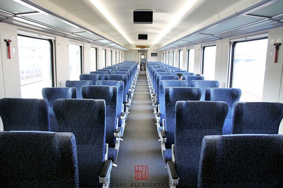 SZT121021_6805
軟座車內部。