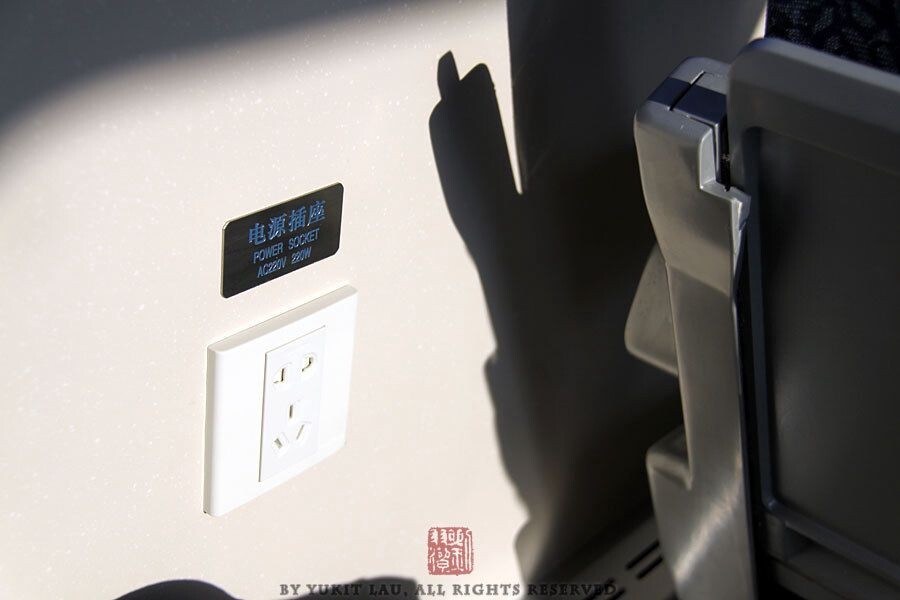 SZT121021_6827
車廂內部分座席側面設有電器插孔。