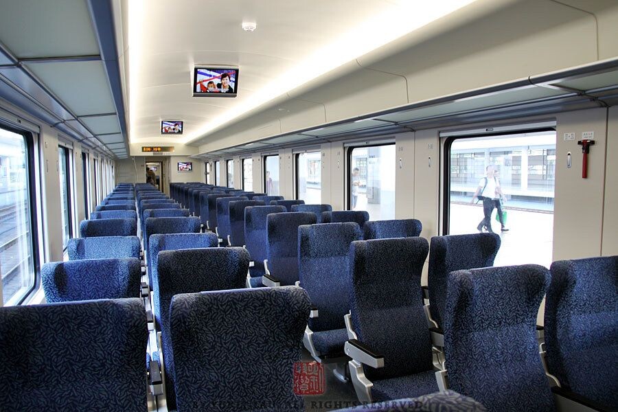 SZT121021_6874
軟座車內部。
