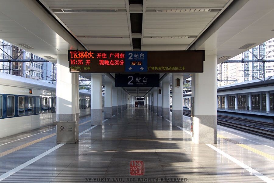 SZT121021_6887
列車晚點終到深圳車站,馬上又要準備北上廣州,此時T8384次已經始發晚點30分鐘。