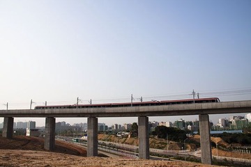 龍華線列車通過高架橋