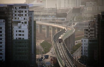 龍華線列車穿行於城中村之間