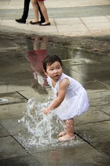戲水的小女生