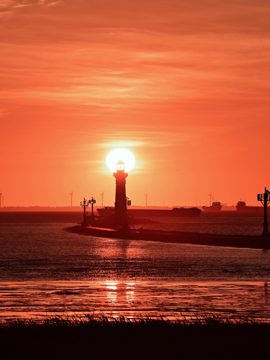 吴淞口灯塔日出