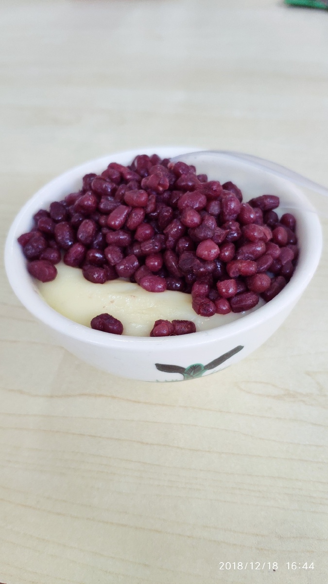 顺德特色小吃红豆双皮奶.