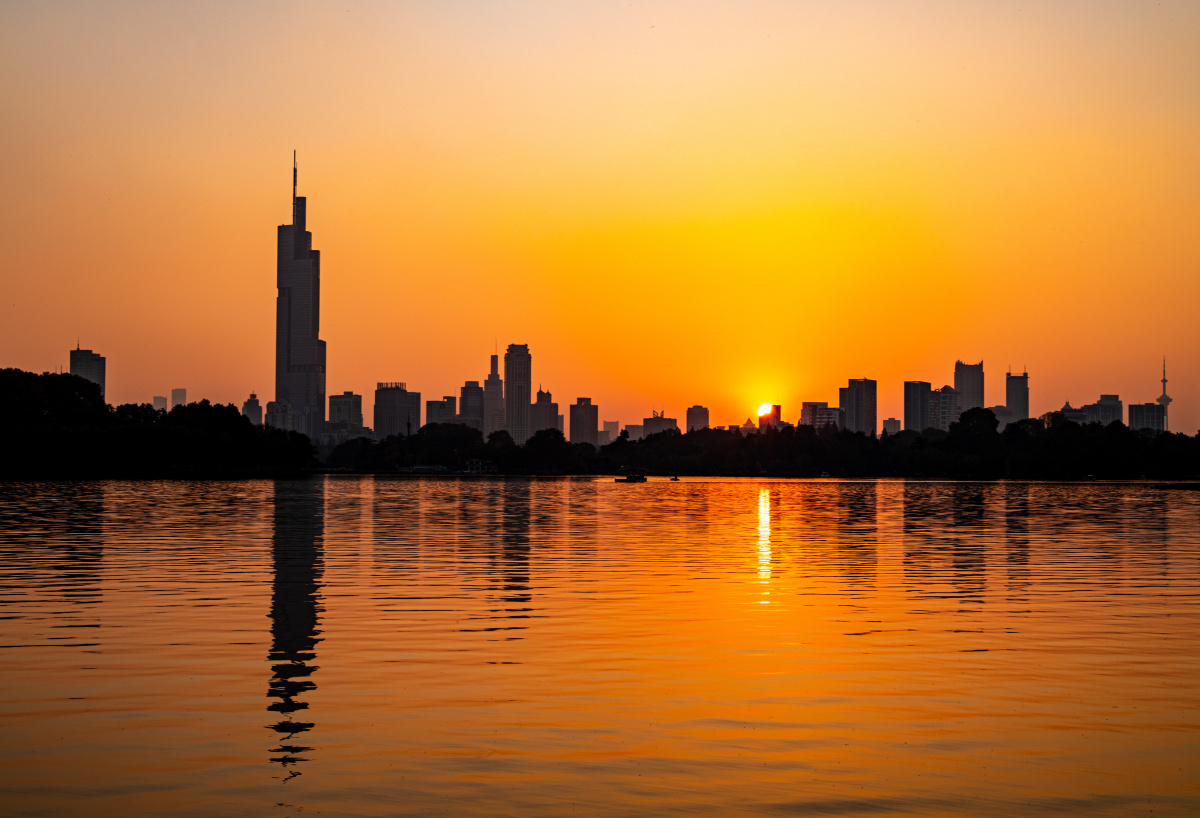 夕阳晚霞中的南京玄武湖