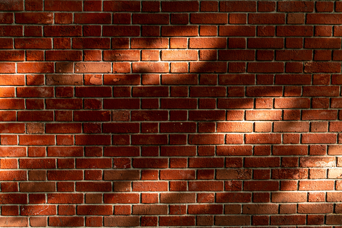 上海长宁愚园路街景红墙背景红砖墙