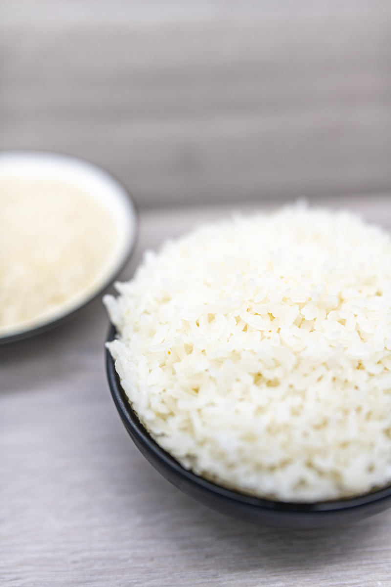 放在桌上的一碗米饭东北大米五常大米