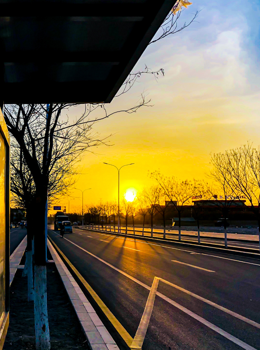 甘肃嘉峪关夕阳街景一角