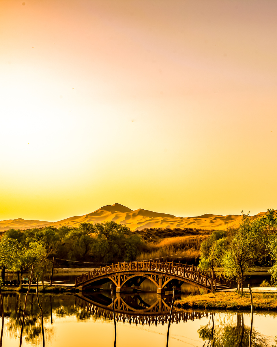 沙漠绿洲.库木塔格沙漠里的小桥流水