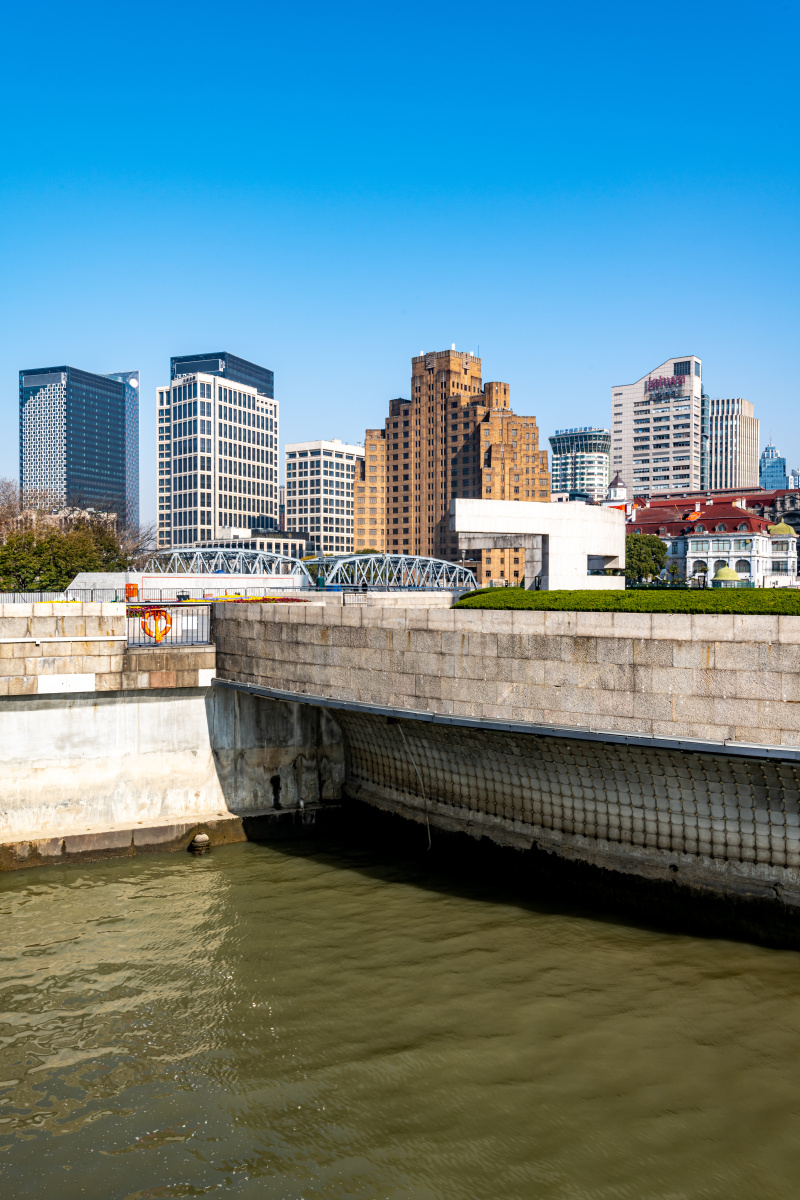 早春清晨蓝天下的上海外滩外白渡桥 - 梦未止梦dreamcont - 图虫