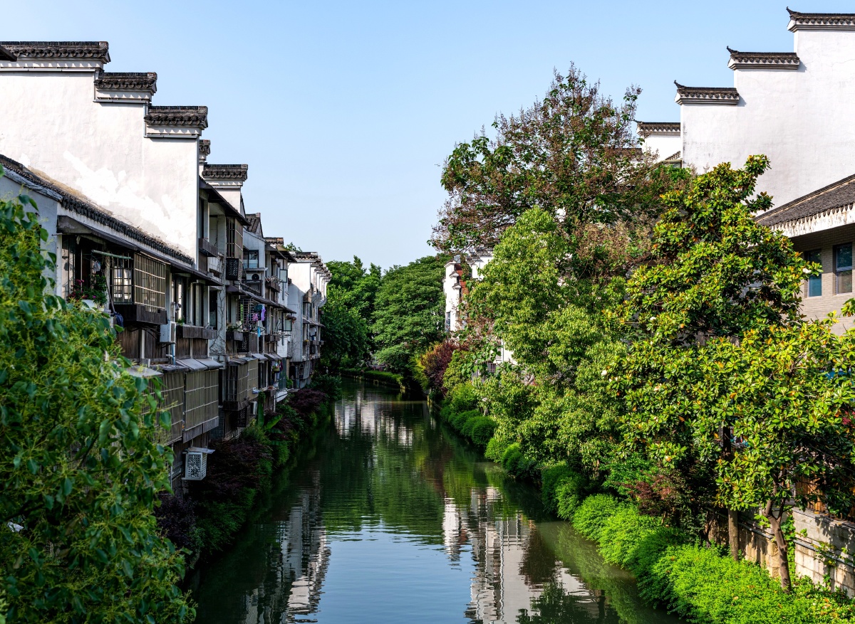 南京朱雀桥上看信府河两岸人家绿水白墙青瓦