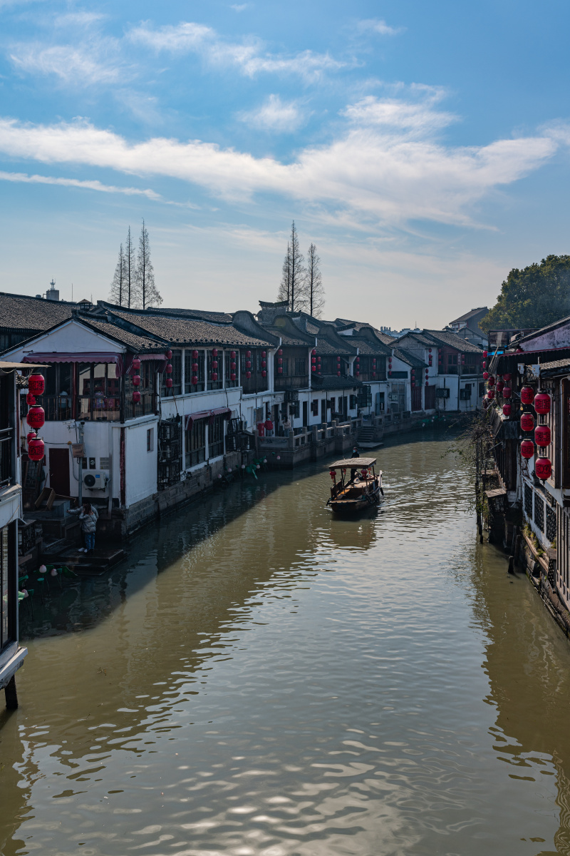淀山湖畔朱家角冬深江南草木萧九街曲巷桥卅六游者不减兴犹高粉墙黛瓦