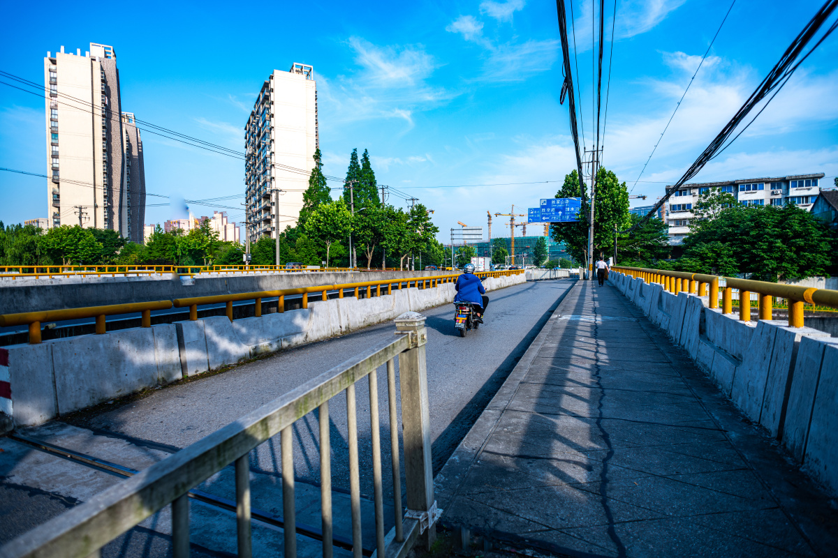 上海嘉定沪宜公路候黄桥清晨路人