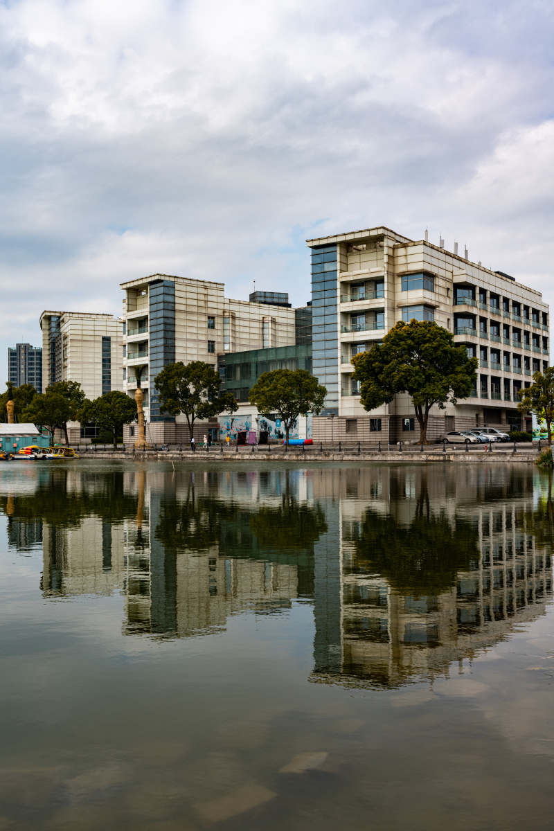 上海宝山罗店美兰湖美兰湖国际会议中心冬天的美兰湖畔美兰湖冬日风光