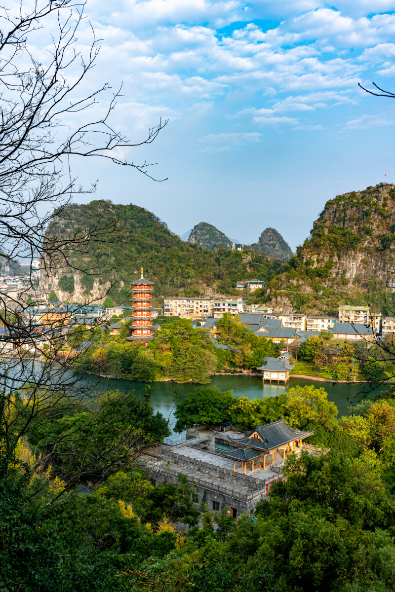 广西桂林山水风光叠彩山上观漓江仙鹤峰明月峰叠彩山公园木龙塔