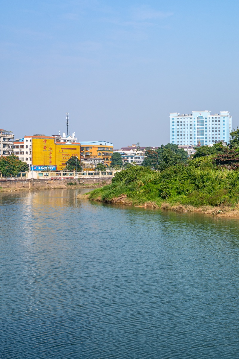 广西壮族自治区防城港市东兴国门边境旅游景区北仑河畔一水两岸中越国