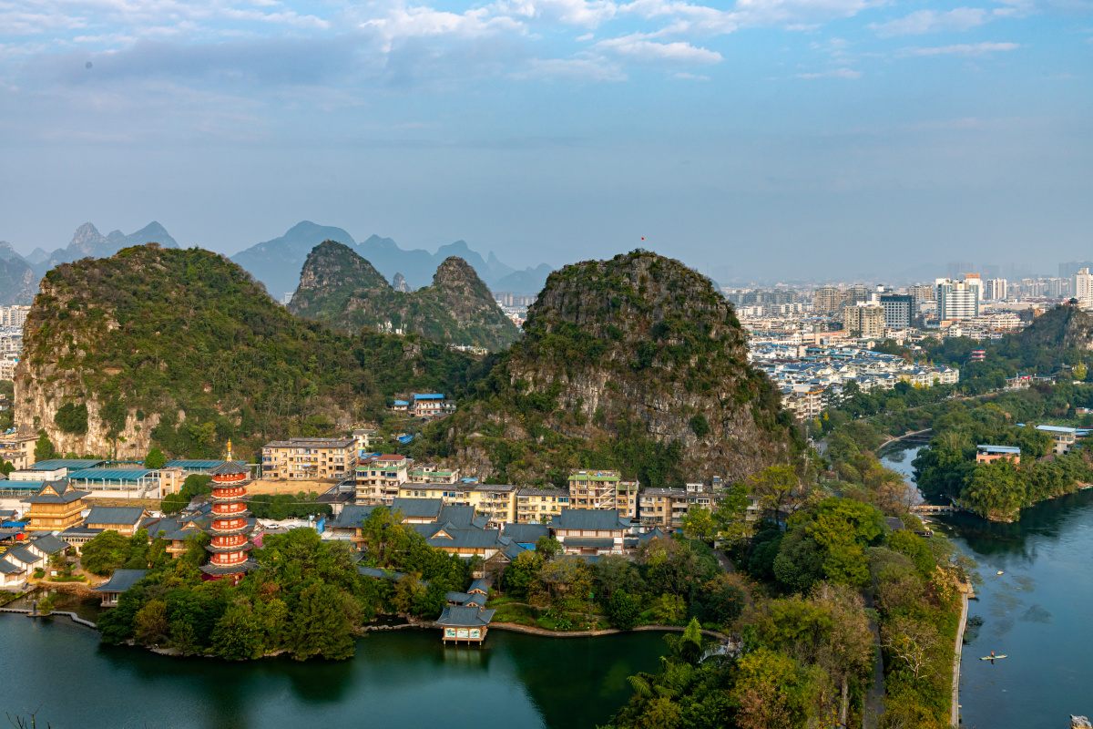 广西桂林山水风光叠彩山上观漓江仙鹤峰明月峰叠彩山公园木龙塔