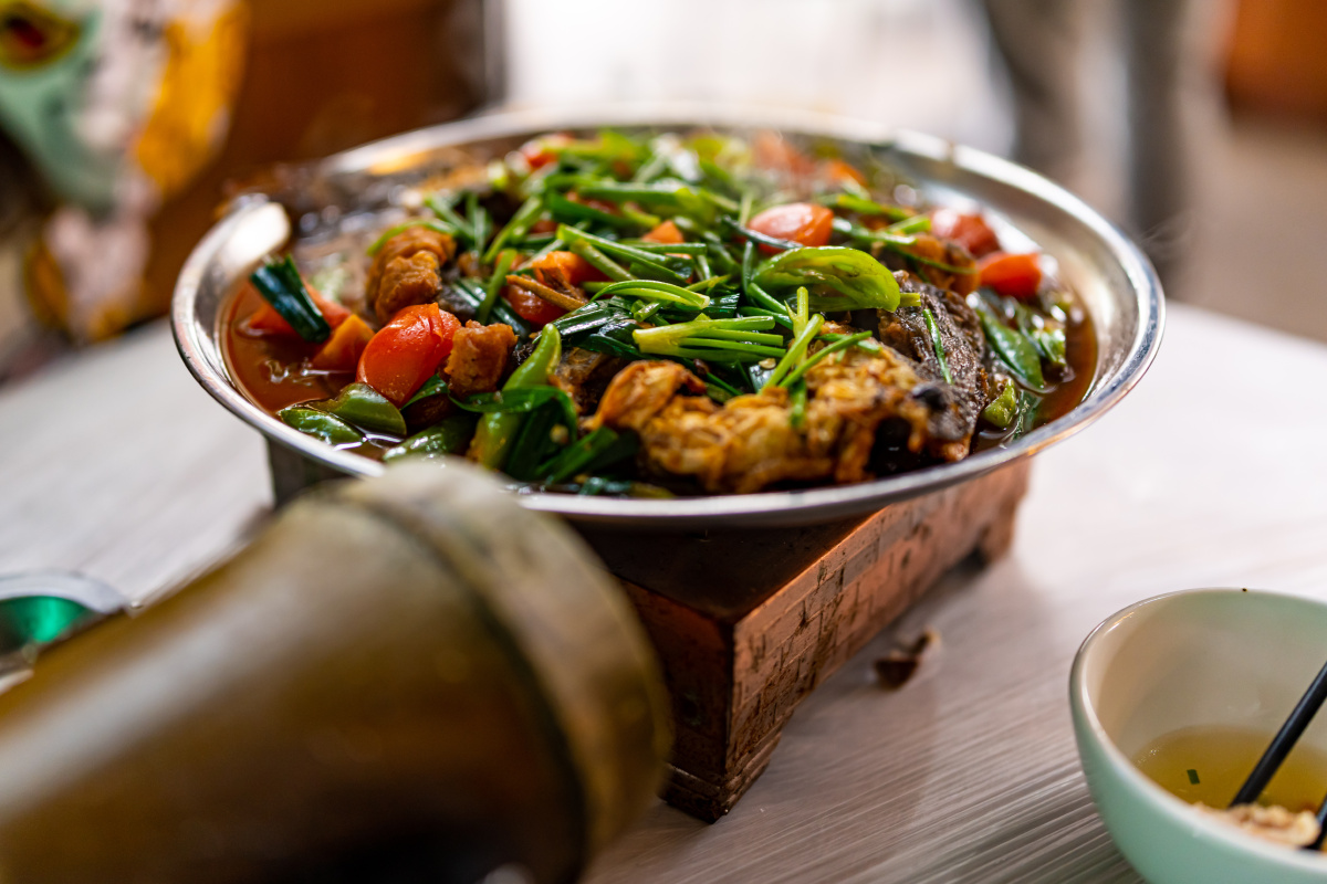 桂林阳朔美食竹筒鸡啤酒鱼桂林阳朔的美食竹筒鸡与啤酒鱼剑骨鱼可能