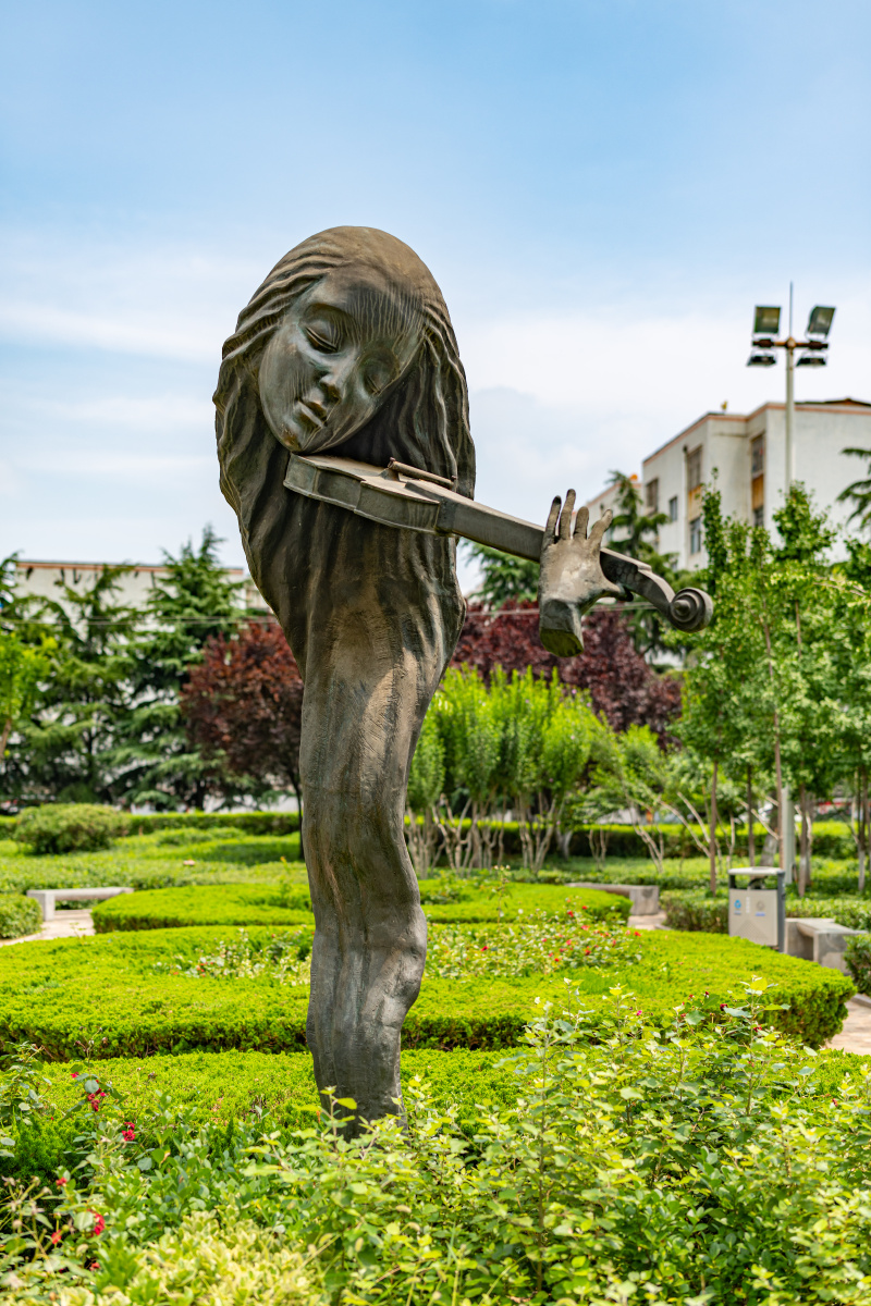 拉提琴的女孩邹城市文化广场雕塑