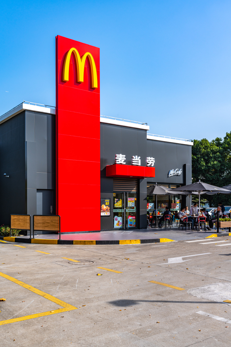 上海汽车博览公园入口的麦当劳上海嘉定安亭