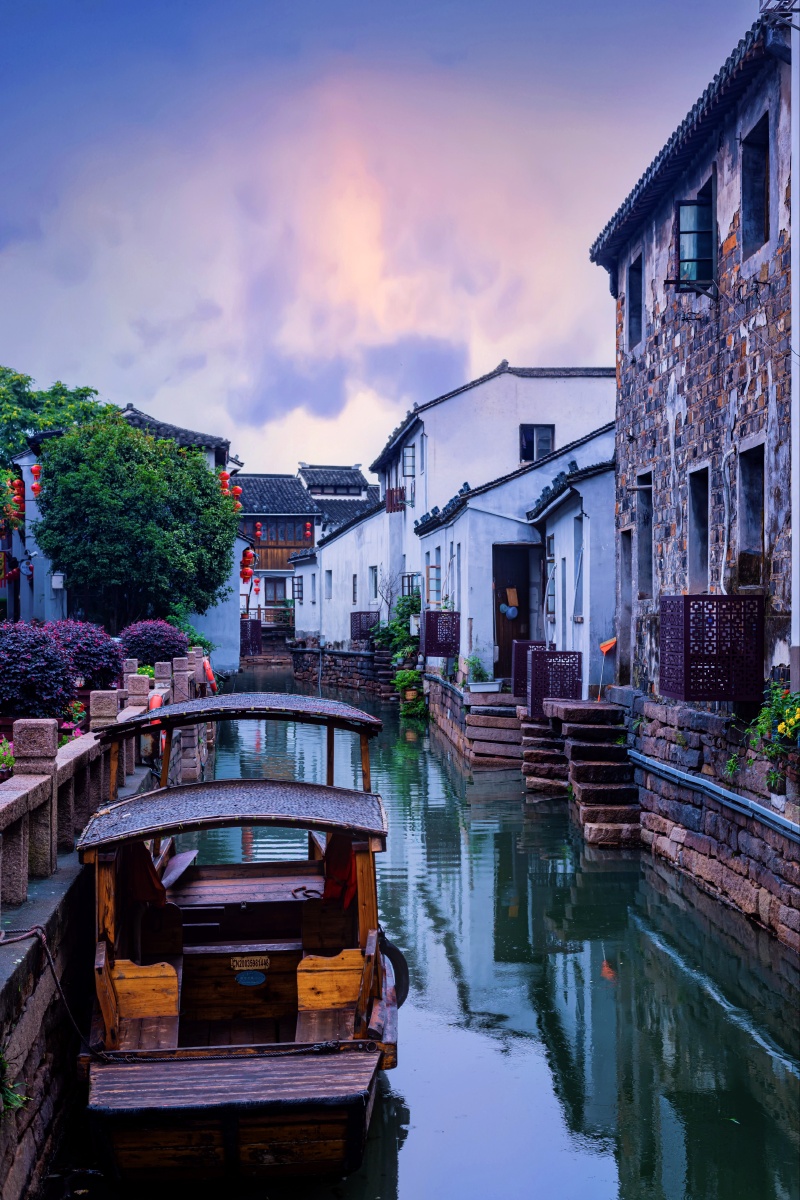 苏州七里山塘梅雨清晨停客船