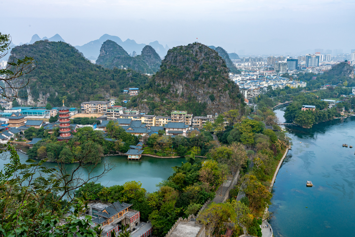 广西桂林山水风光叠彩山上观漓江仙鹤峰明月峰叠彩山公园木龙塔