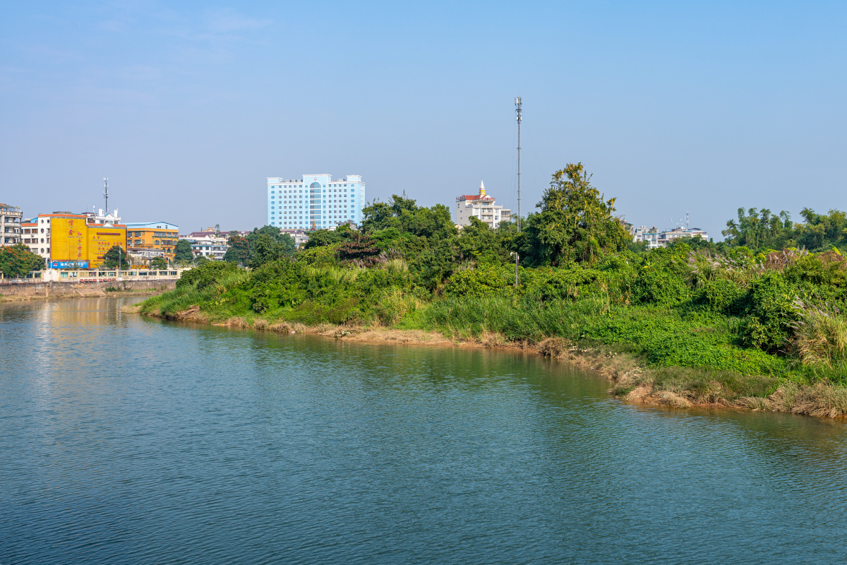 广西壮族自治区防城港市东兴国门边境旅游景区北仑河畔一水两岸中越国