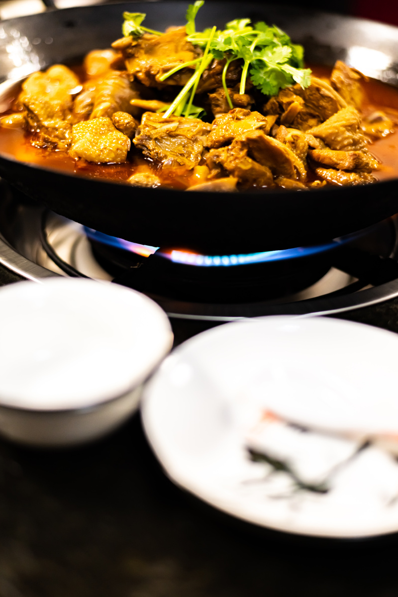 东北特色菜铁锅柴鸡铁锅炖鸡坝上美食
