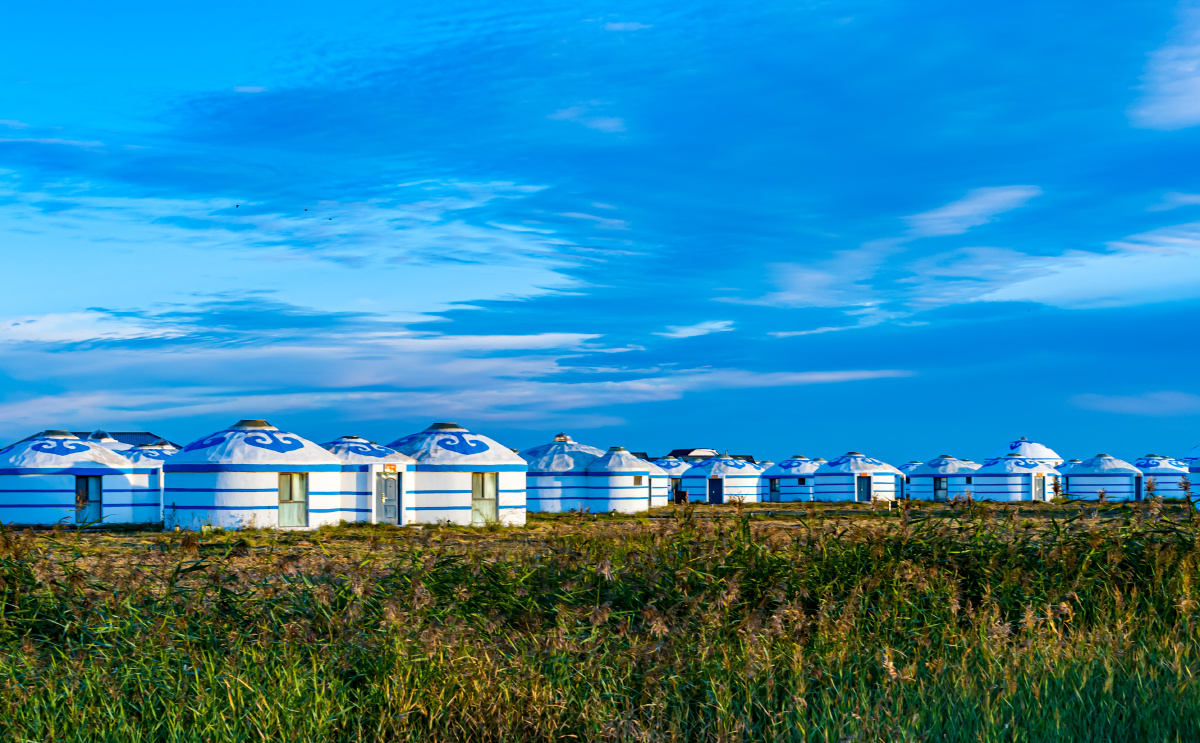 河北张家口张北中都草原蒙古包与牧马人