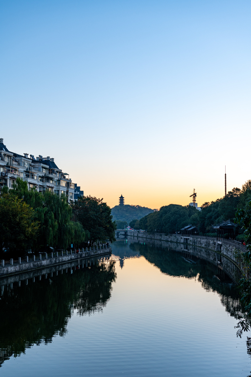 浙江绍兴清晨的护城河与塔