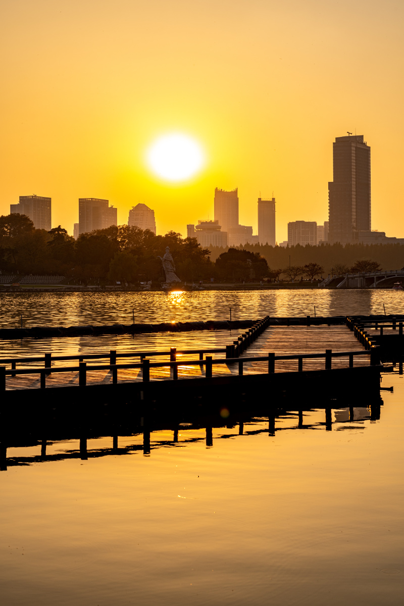 夕阳晚霞中的南京玄武湖