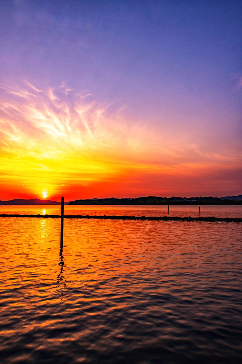夕阳蕴诗情黄昏含画意暮光彩辉洒落霞水天染落彩与鸥鹭齐飞春水共霞天