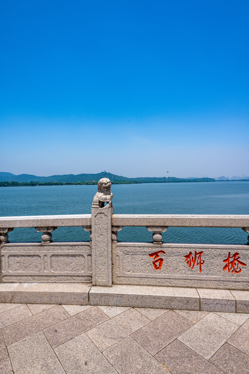 苏州石湖风景区百狮桥上看上方山
