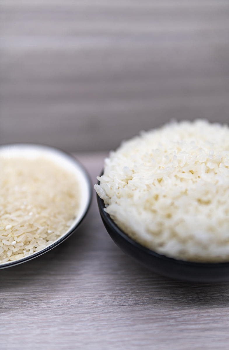 放在桌上的一碗米饭东北大米五常大米