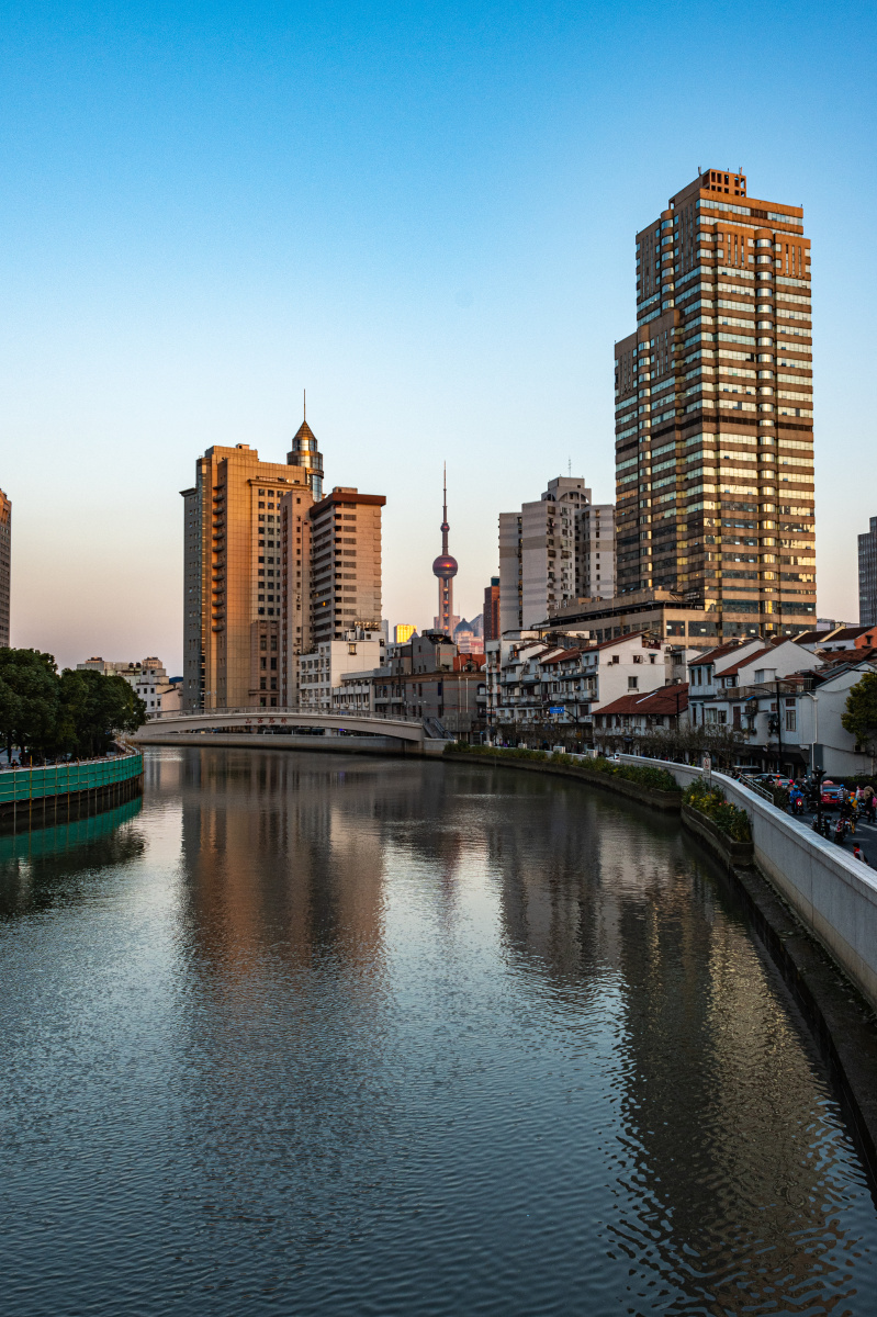 夕阳黄昏中的上海黄浦段苏州河景观